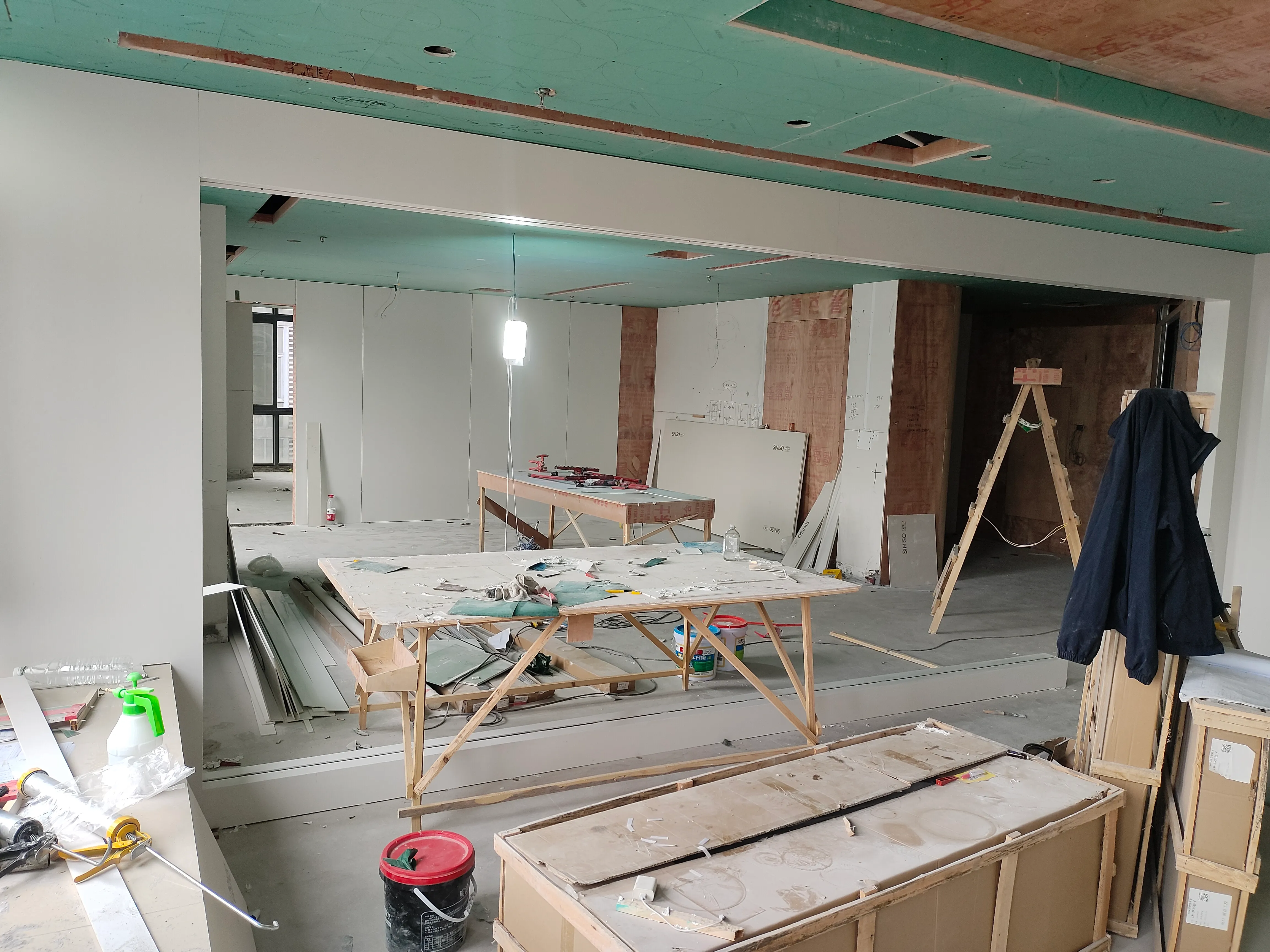 Quiet Luxury Leather Goods Store with White Sintered Stone - Quiet Luxury Leather Goods Store with White Sintered Stone 6