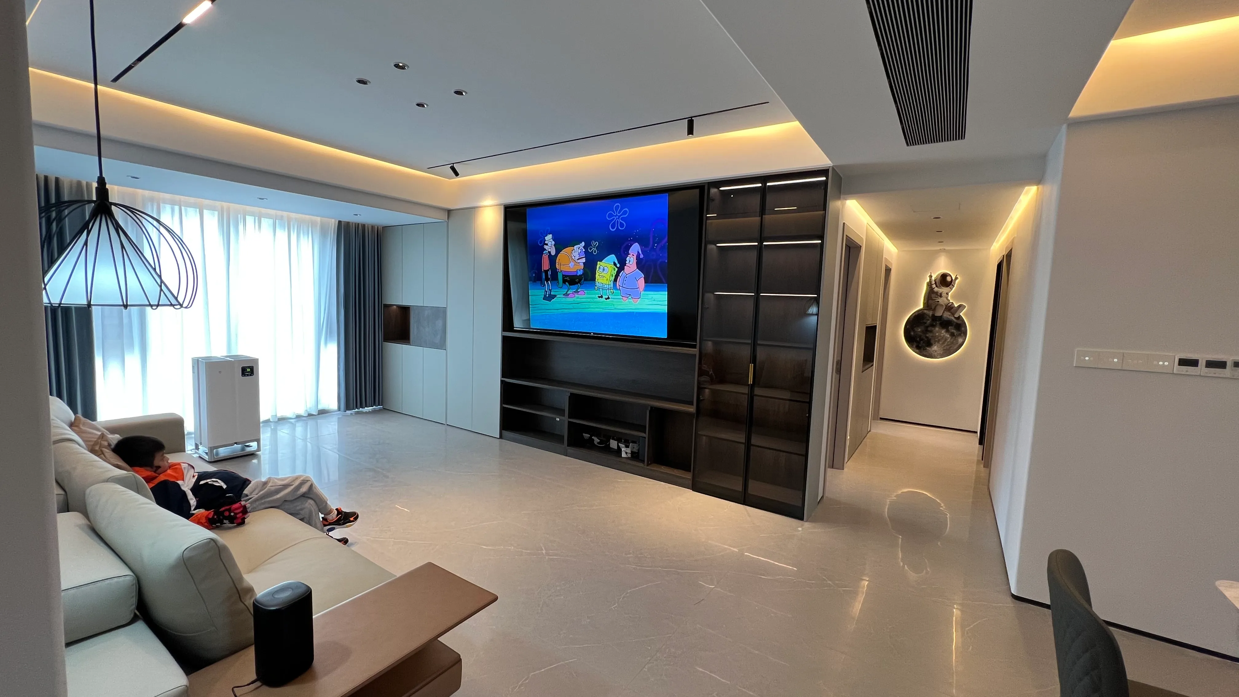 Modern Classic Apartment with Stone Look Tiles - Modern Classic Living Room with Stone Look Tiles 2