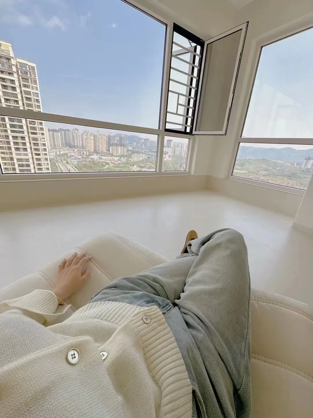 Modern Minimalist Apartment with Limestone Look Tiles - Modern Minimalist Balcony with Limestone Look Tiles