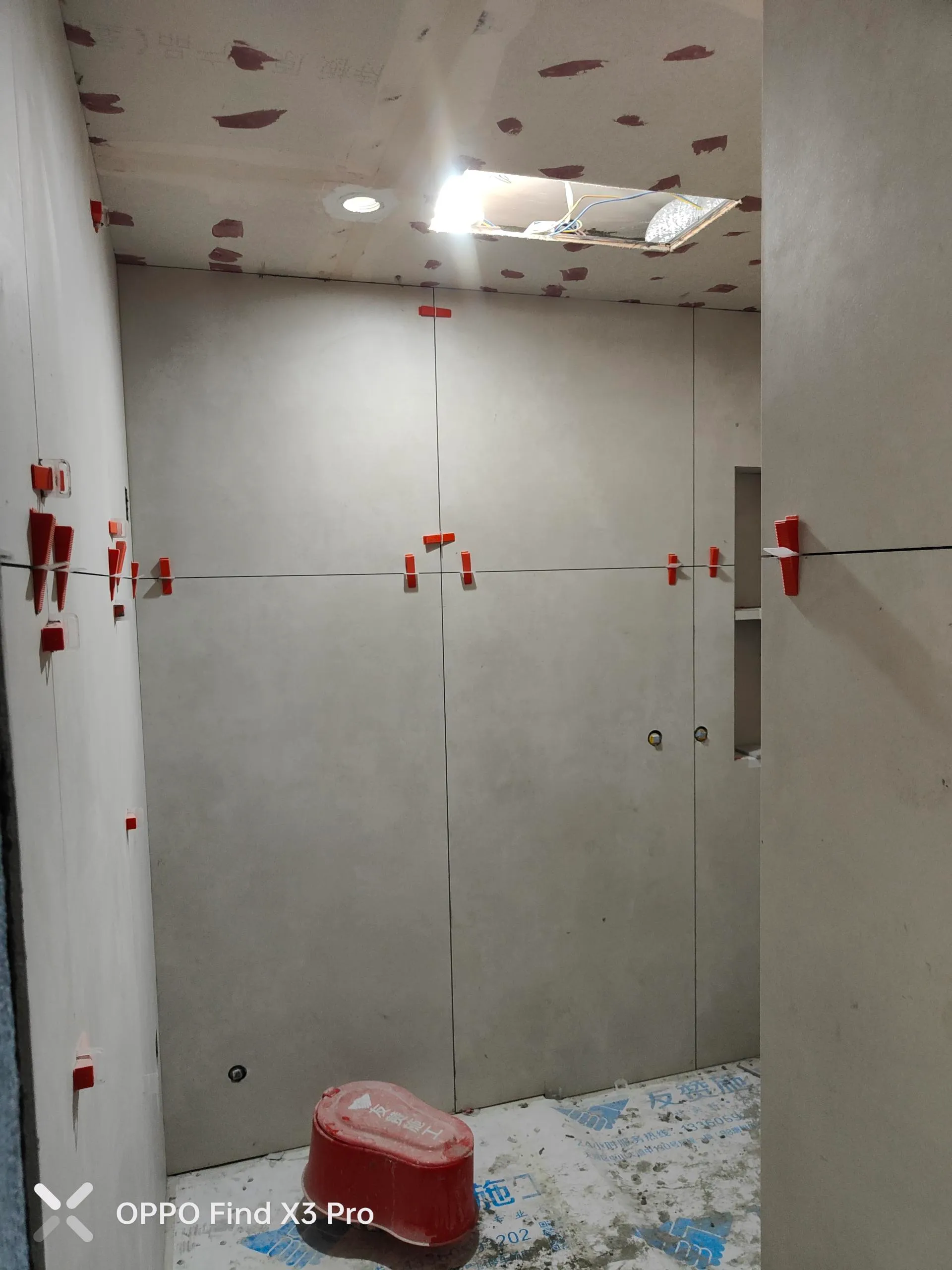 Modern Minimalist Bathroom with Microcement Tiles - Modern Minimalist Bathroom with Microcement Tiles 2