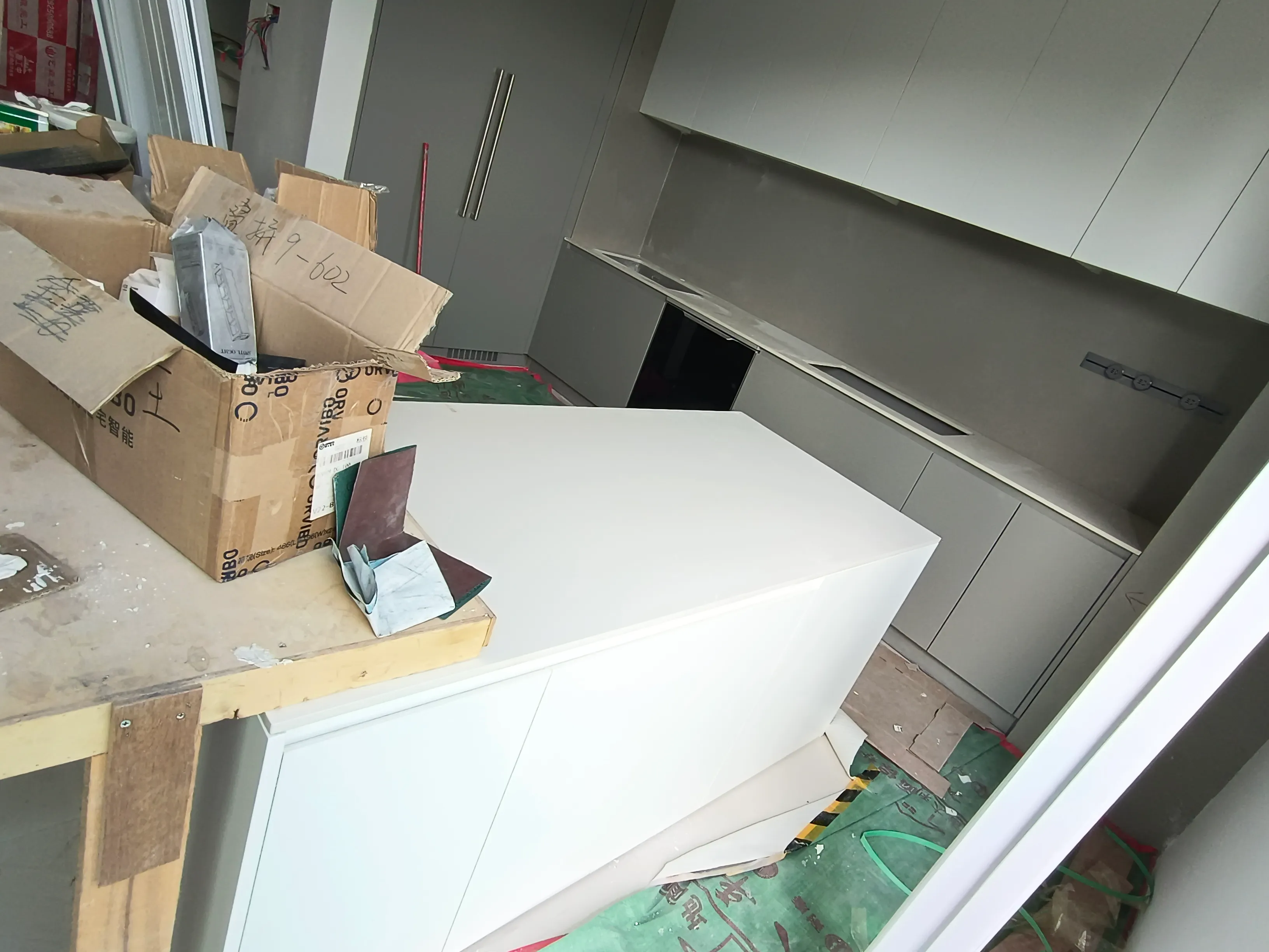 Modern Minimalist Kitchen with Pure White Sintered Stone - Modern Minimalist Kitchen Island with Pure White Sintered Stone 1