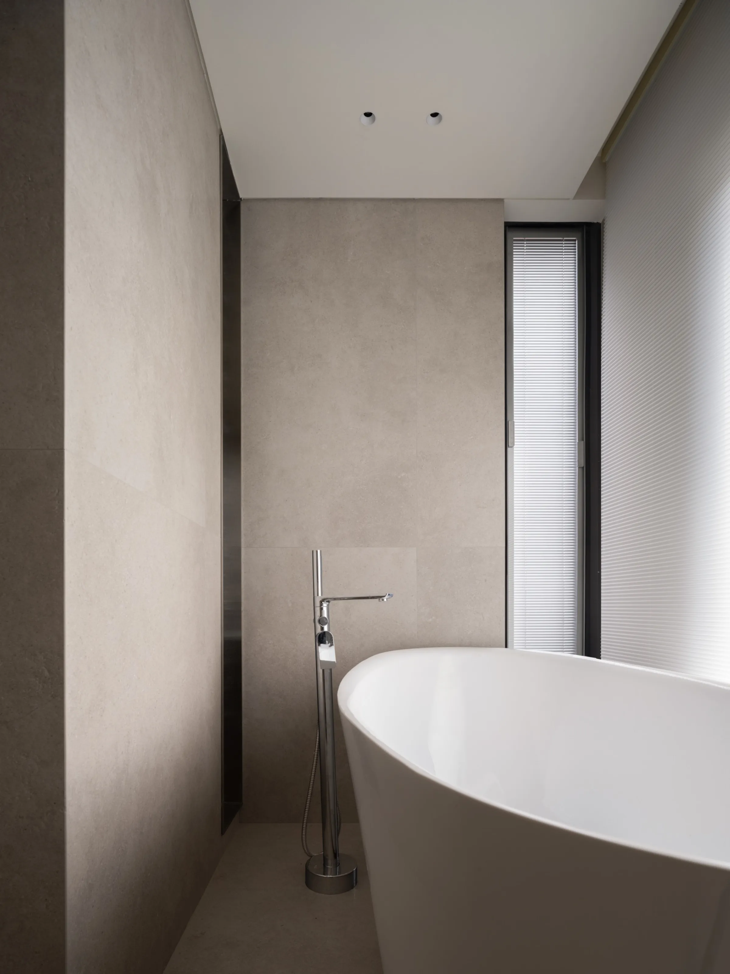 Quiet Luxury Villa with Limestone Look Tiles - Quiet Luxury Bathroom with Limestone Look Tiles 1