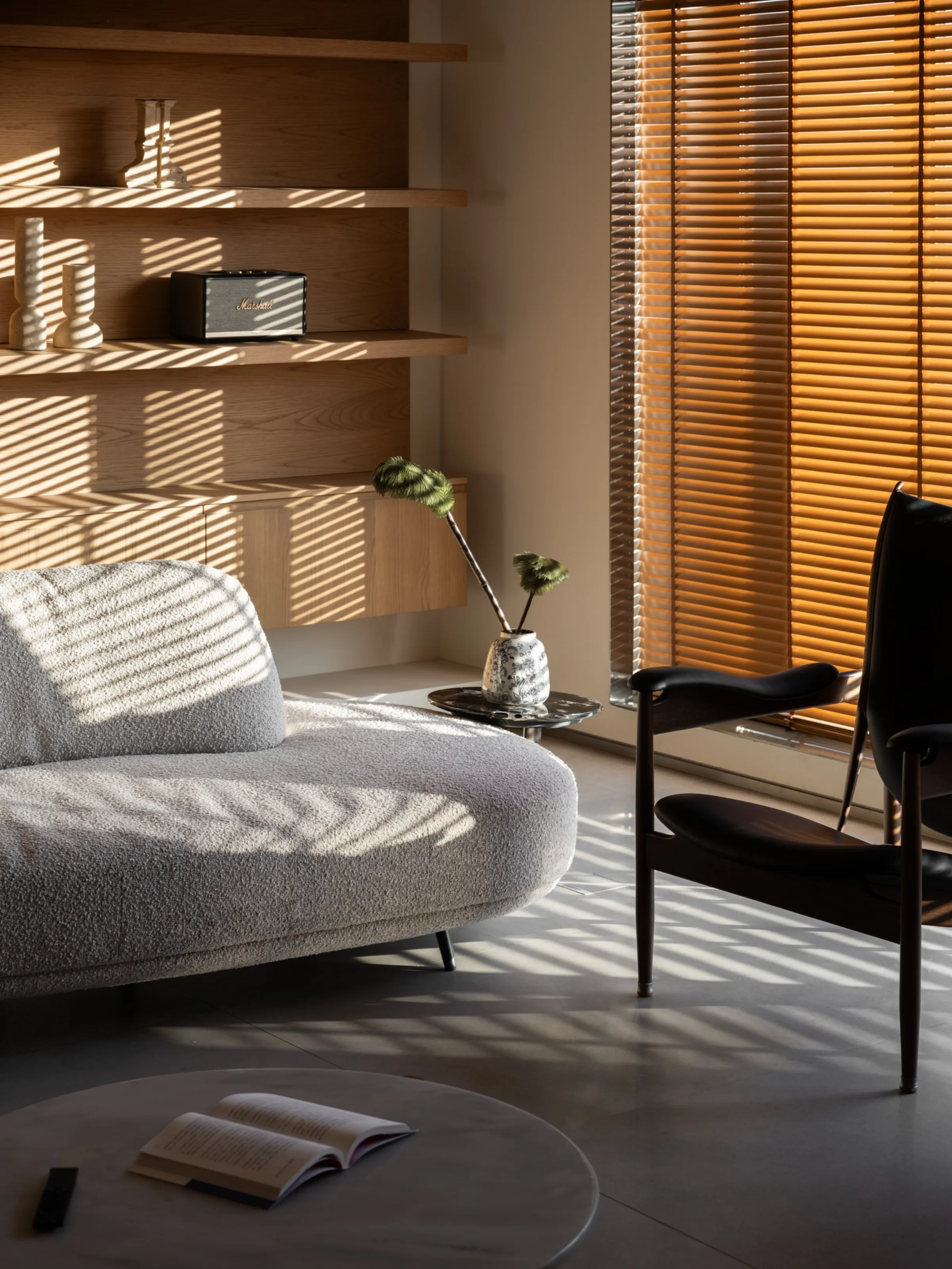 Quiet Luxury Villa with Limestone Look Tiles - Quiet Luxury Living Room with Limestone Look Tiles 1