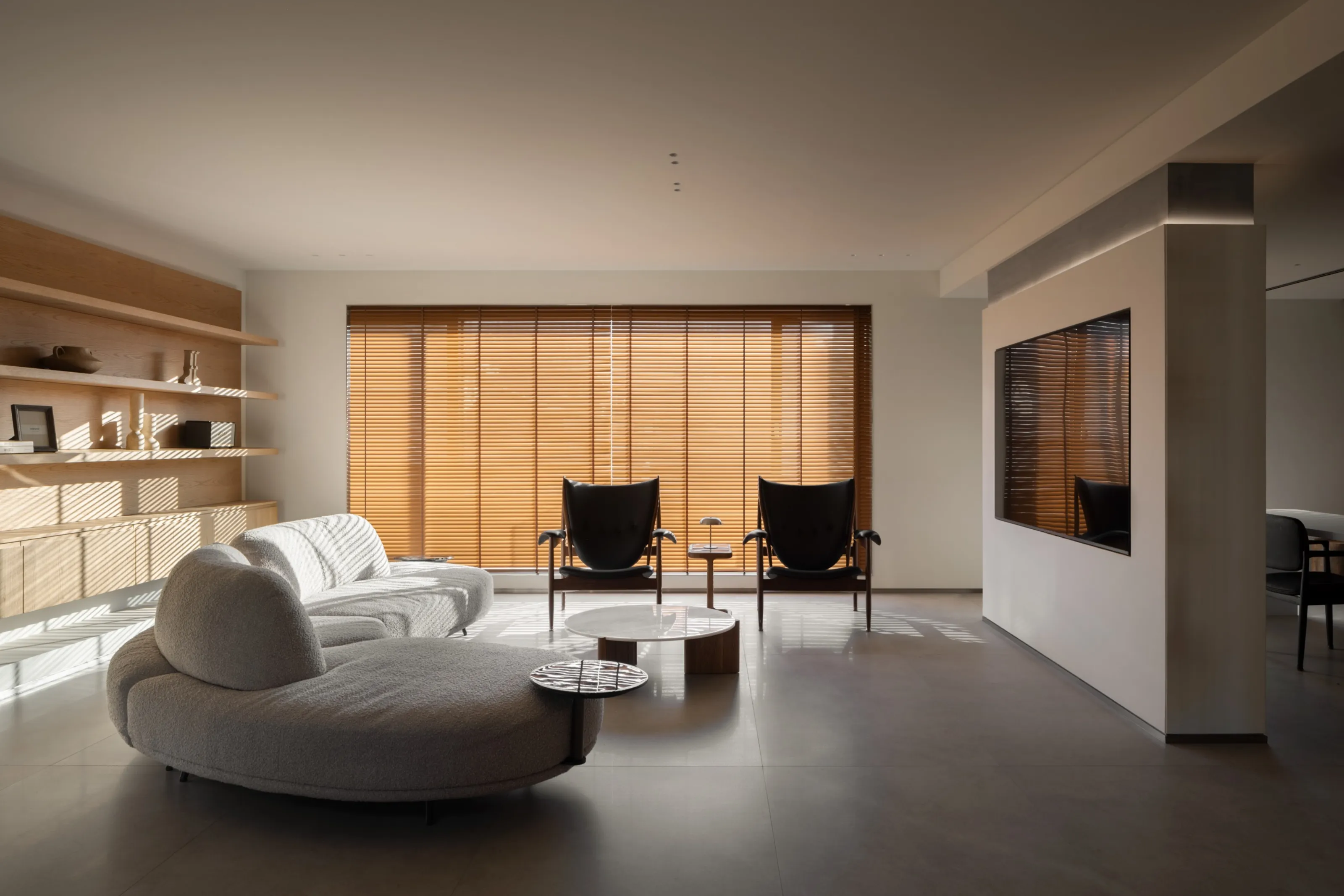 Quiet Luxury Villa with Limestone Look Tiles - Quiet Luxury Living Room with Limestone Look Tiles 13