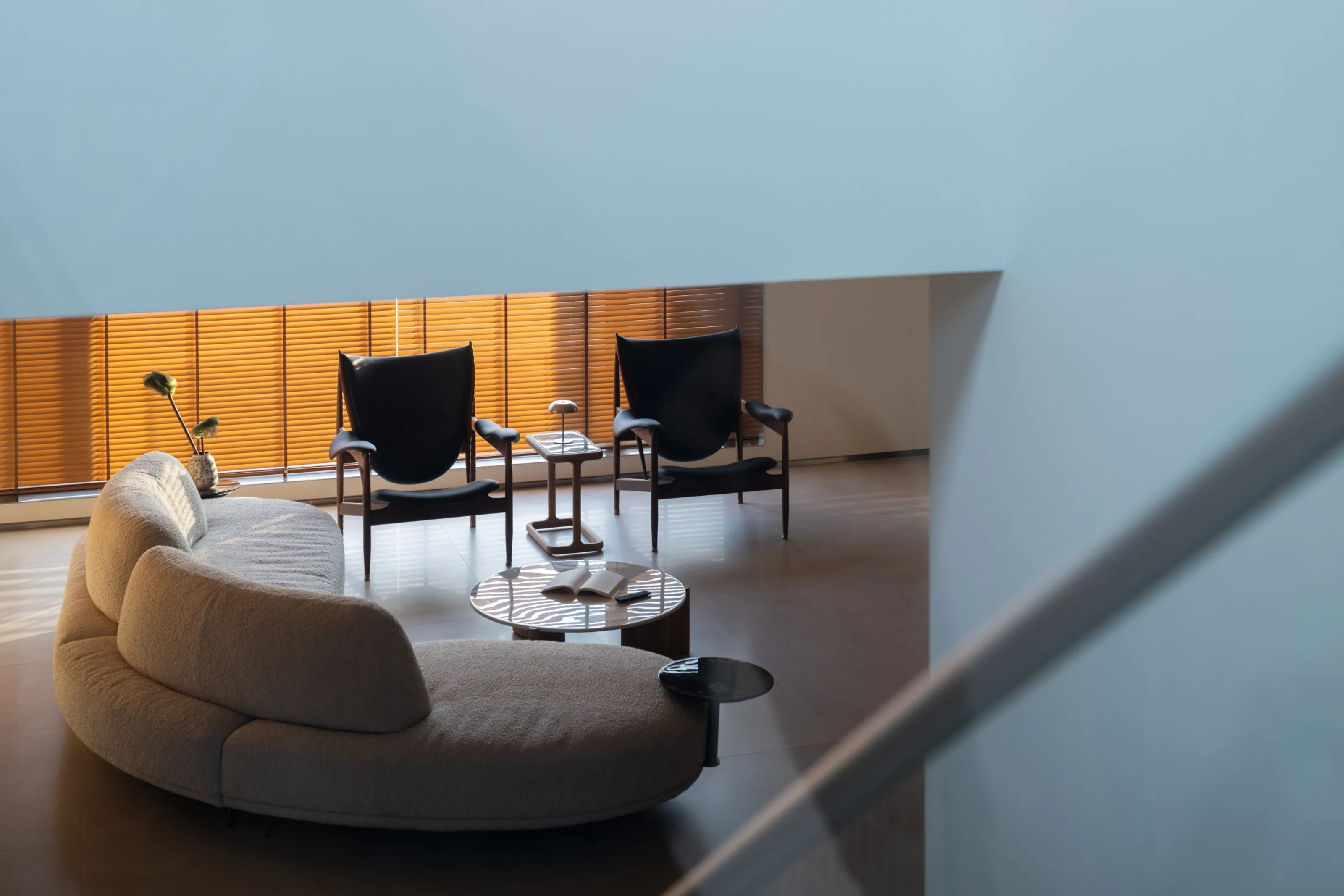 Quiet Luxury Villa with Limestone Look Tiles - Quiet Luxury Living Room with Limestone Look Tiles 6