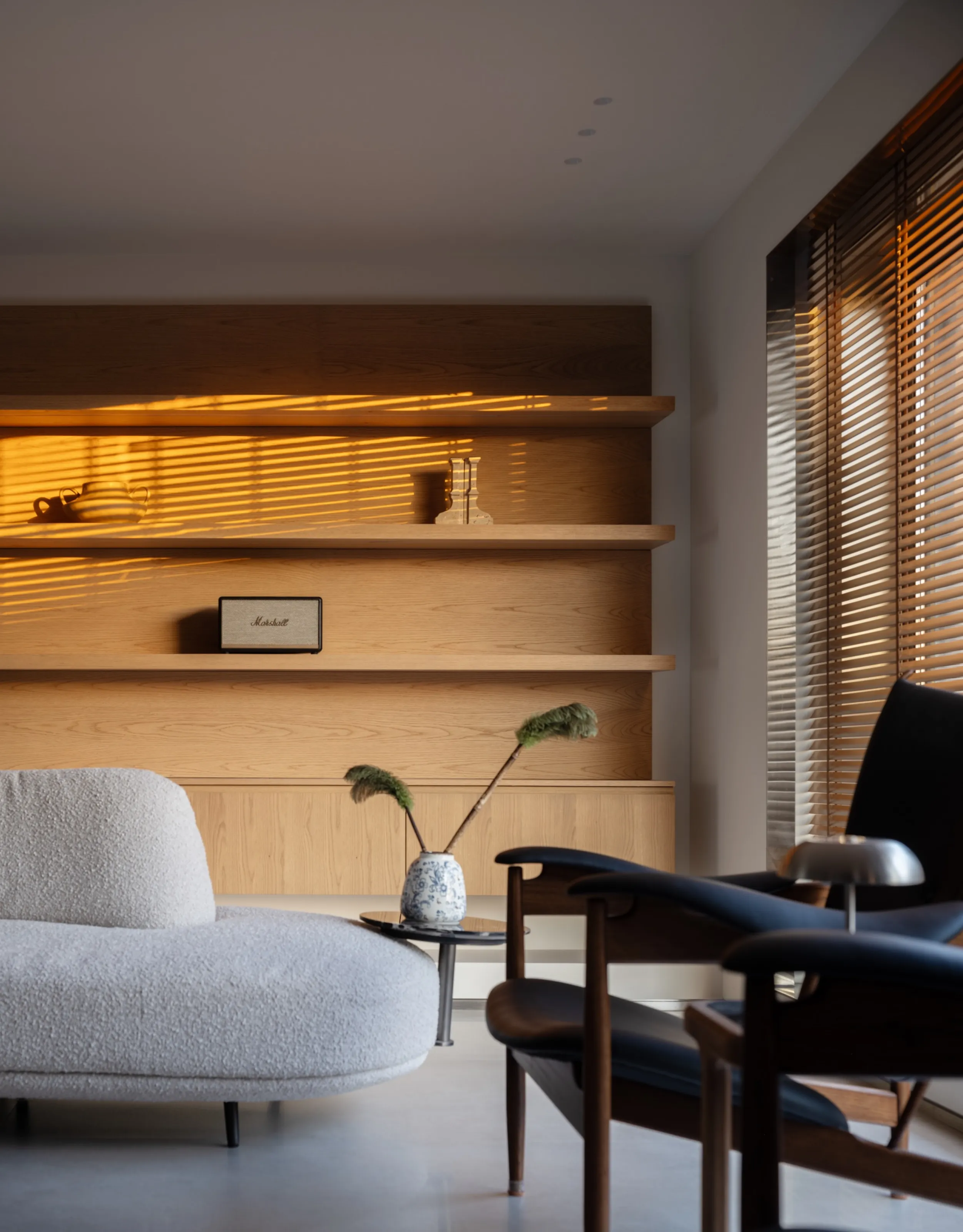 Quiet Luxury Villa with Limestone Look Tiles - Quiet Luxury Living Room with Limestone Look Tiles 8