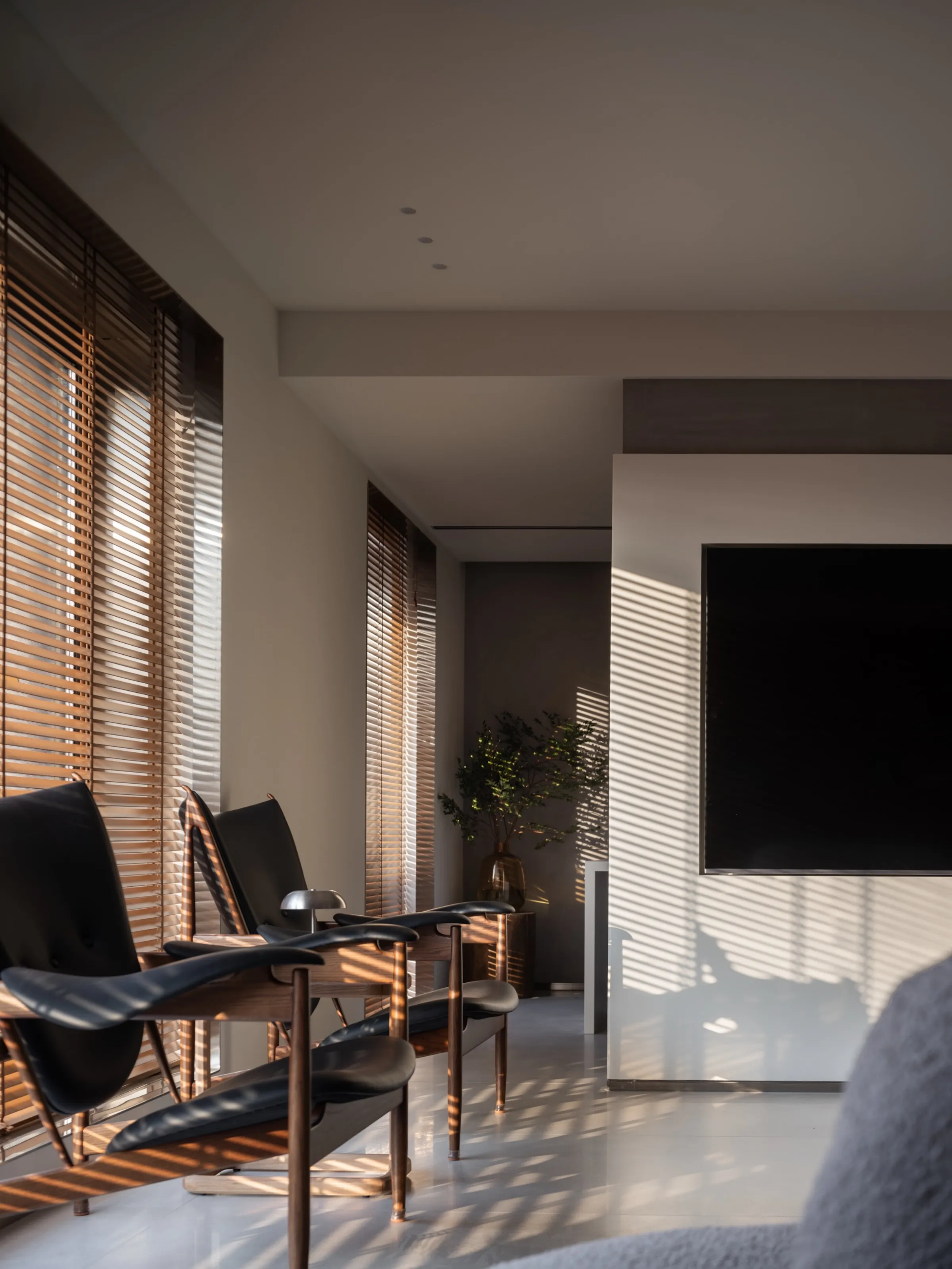 Quiet Luxury Villa with Limestone Look Tiles - Quiet Luxury Living Room with Limestone Look Tiles 9