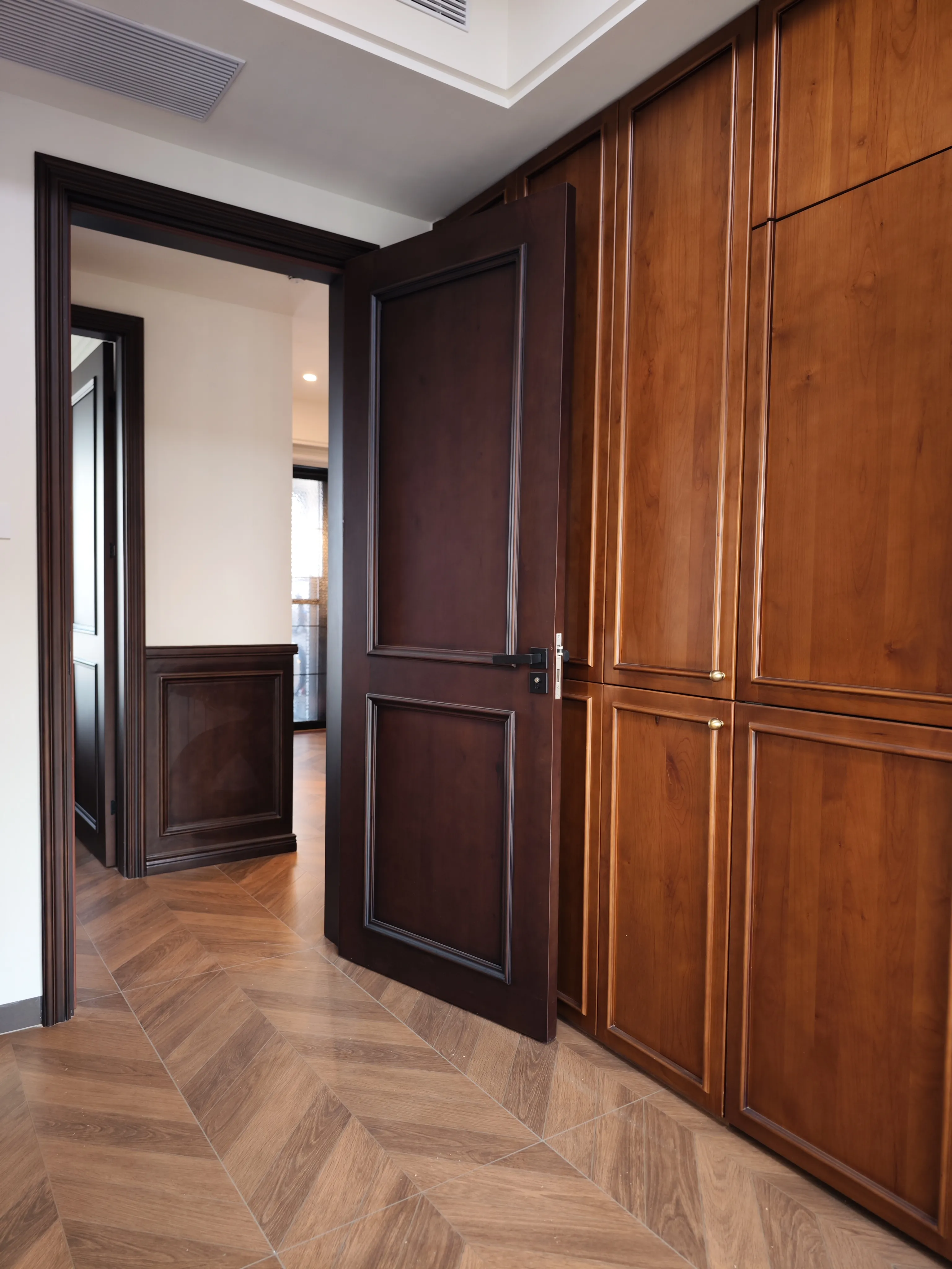 Vintage Apartment with Dark Wood Tiles - Vintage Bedroom with Dark Wood Tiles 2