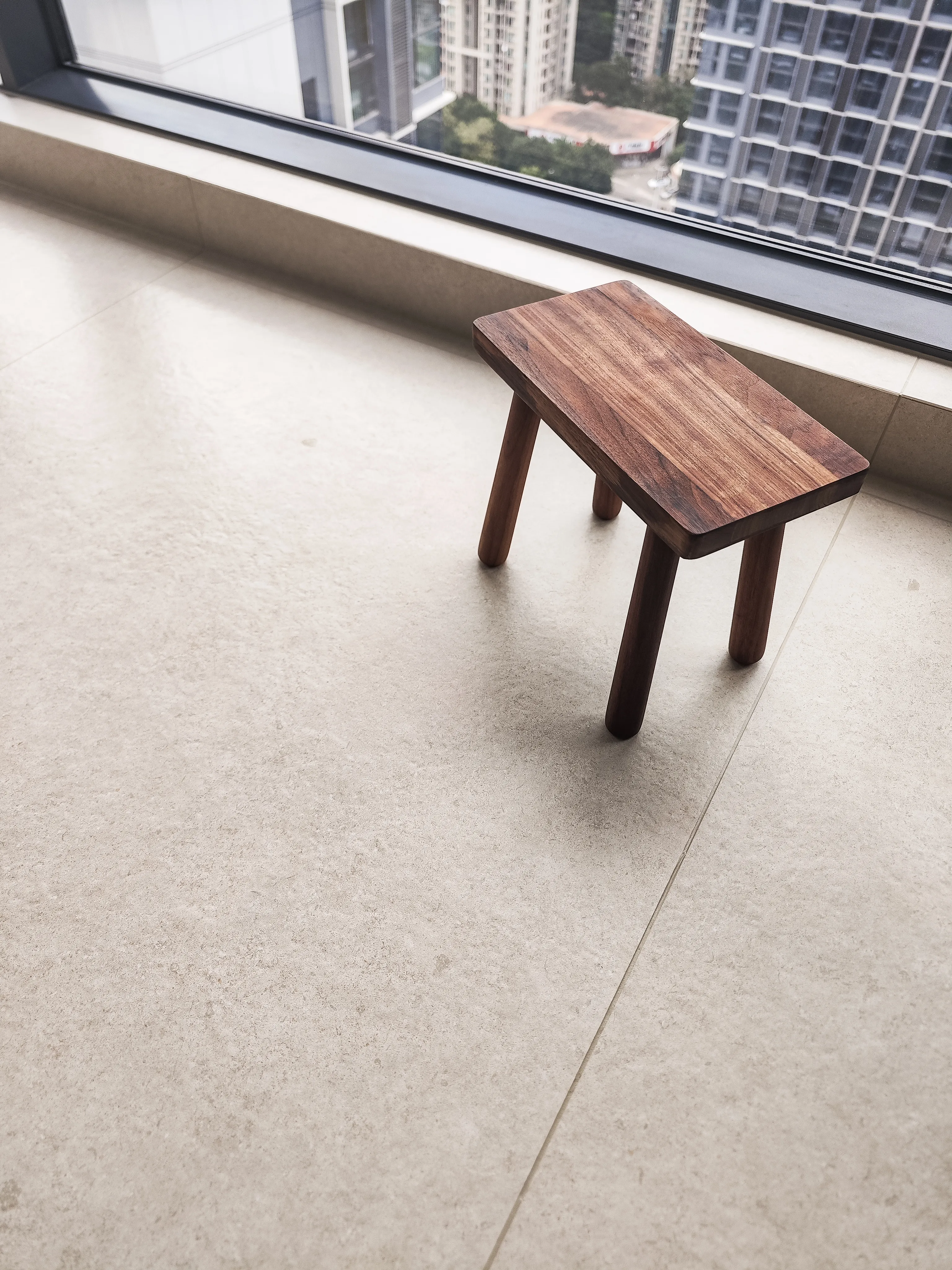 Vintage Apartment with Limestone Look Tiles - Vintage Balcony with Limestone Look Tiles 4