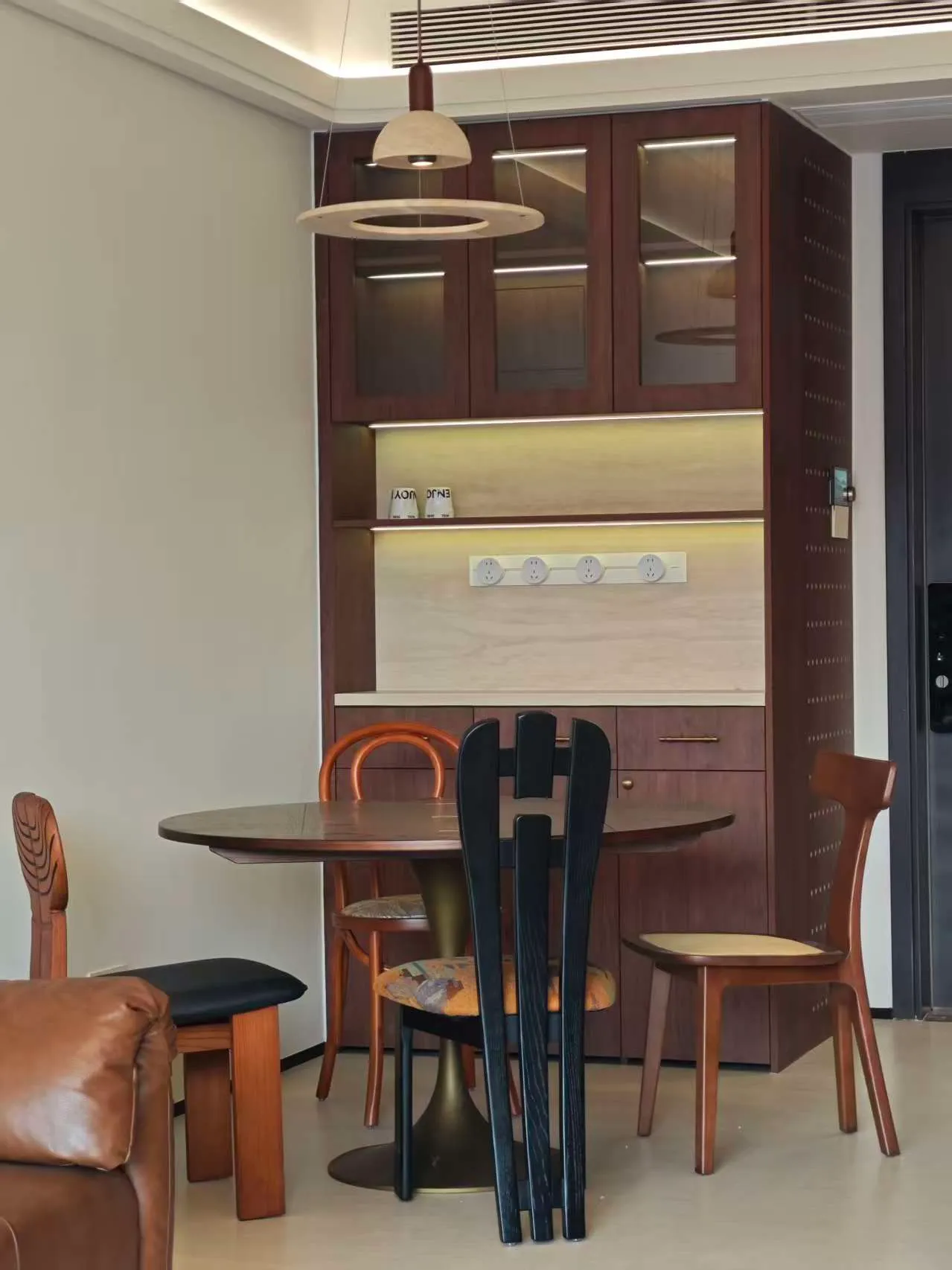 Vintage Apartment with Limestone Look Tiles - Vintage Dining Room with Limestone Look Tiles 3