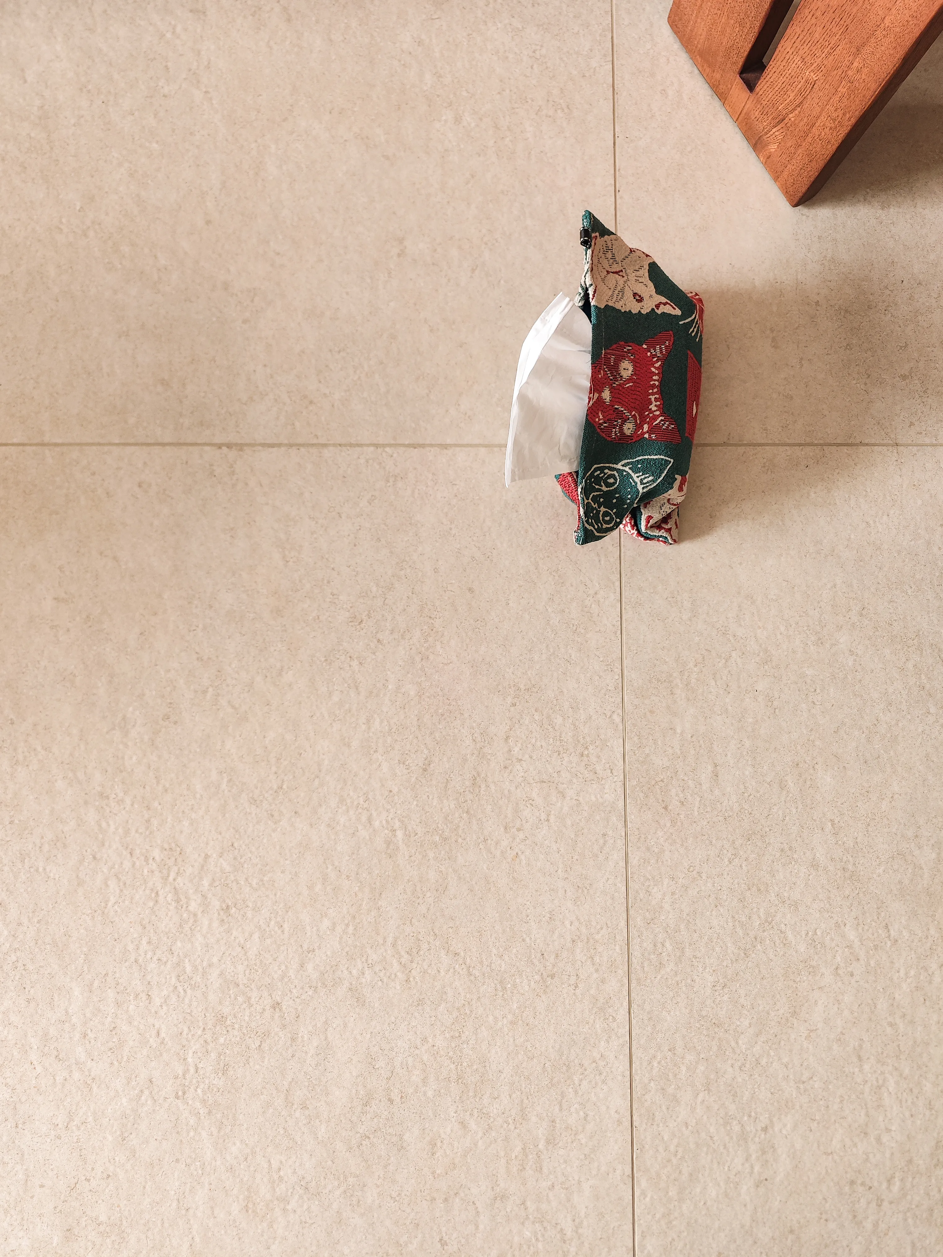 Vintage Apartment with Limestone Look Tiles - Vintage Living Room with Limestone Look Tiles 8