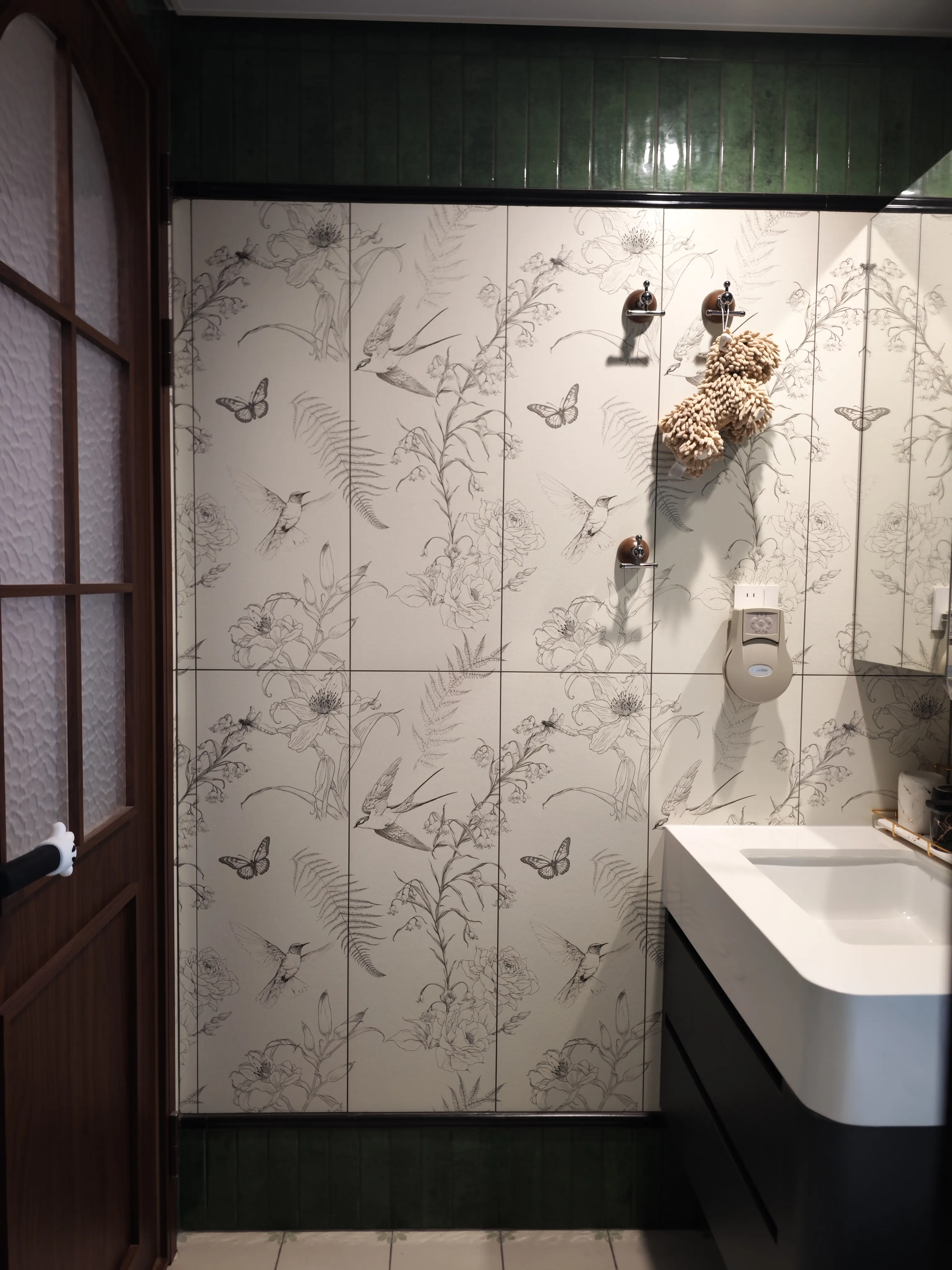 Vintage Bathroom with Decorative Tile - Vintage Bathroom with Decorative Tiles 3