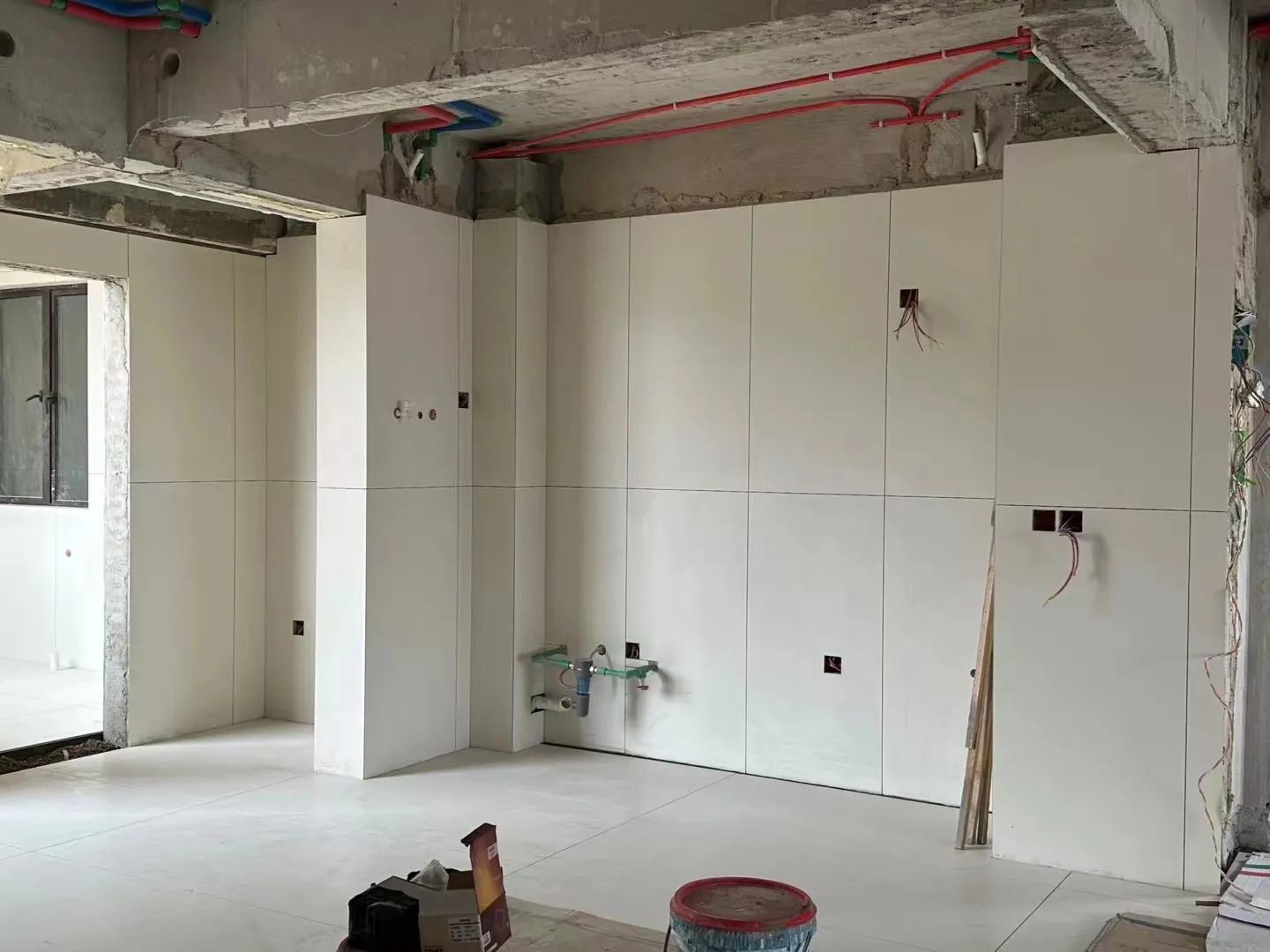 Warm Minimalism Apartment with Cream Color Tiles - Warm Minimalism Living Room with Cream Color Tiles 6