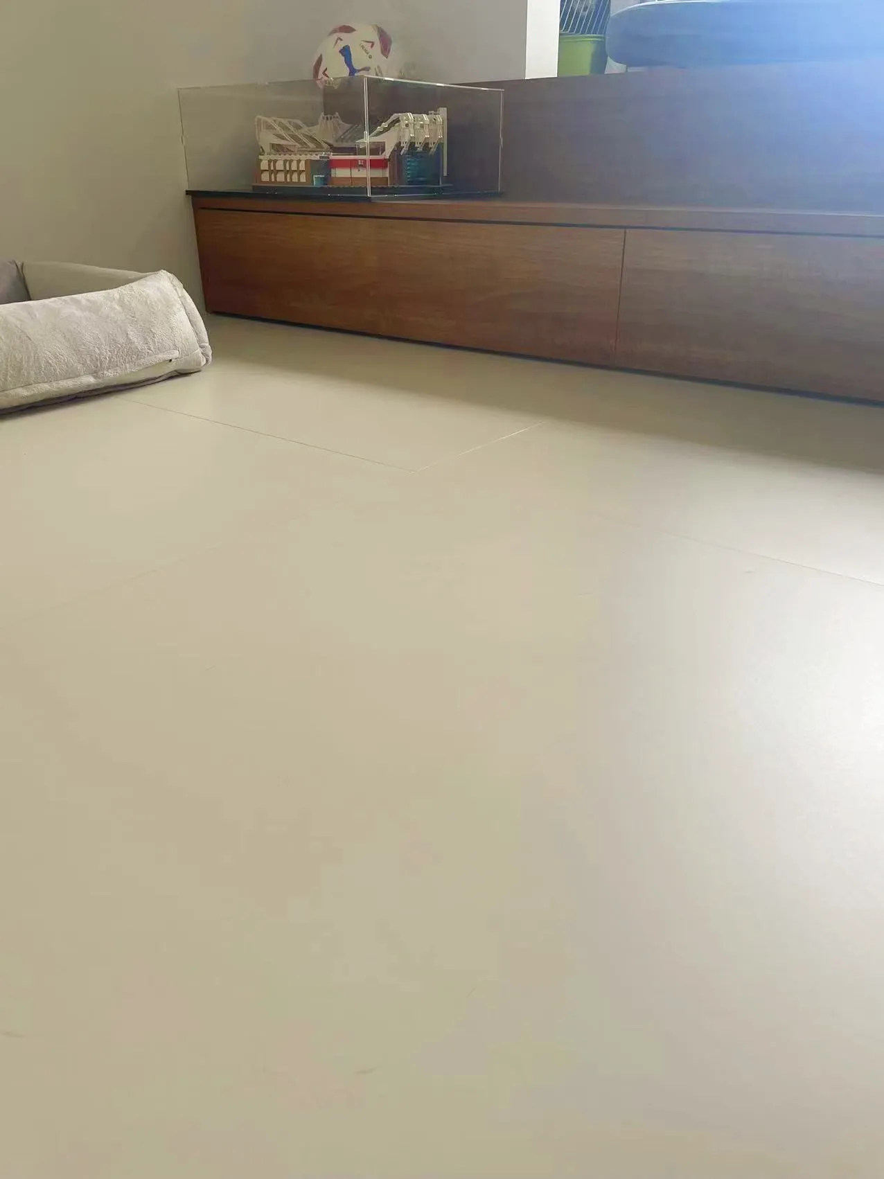 Warm Minimalism Apartment with Microcent Tiles - Warm Minimalism Bedroom with Microcent Tiles 2