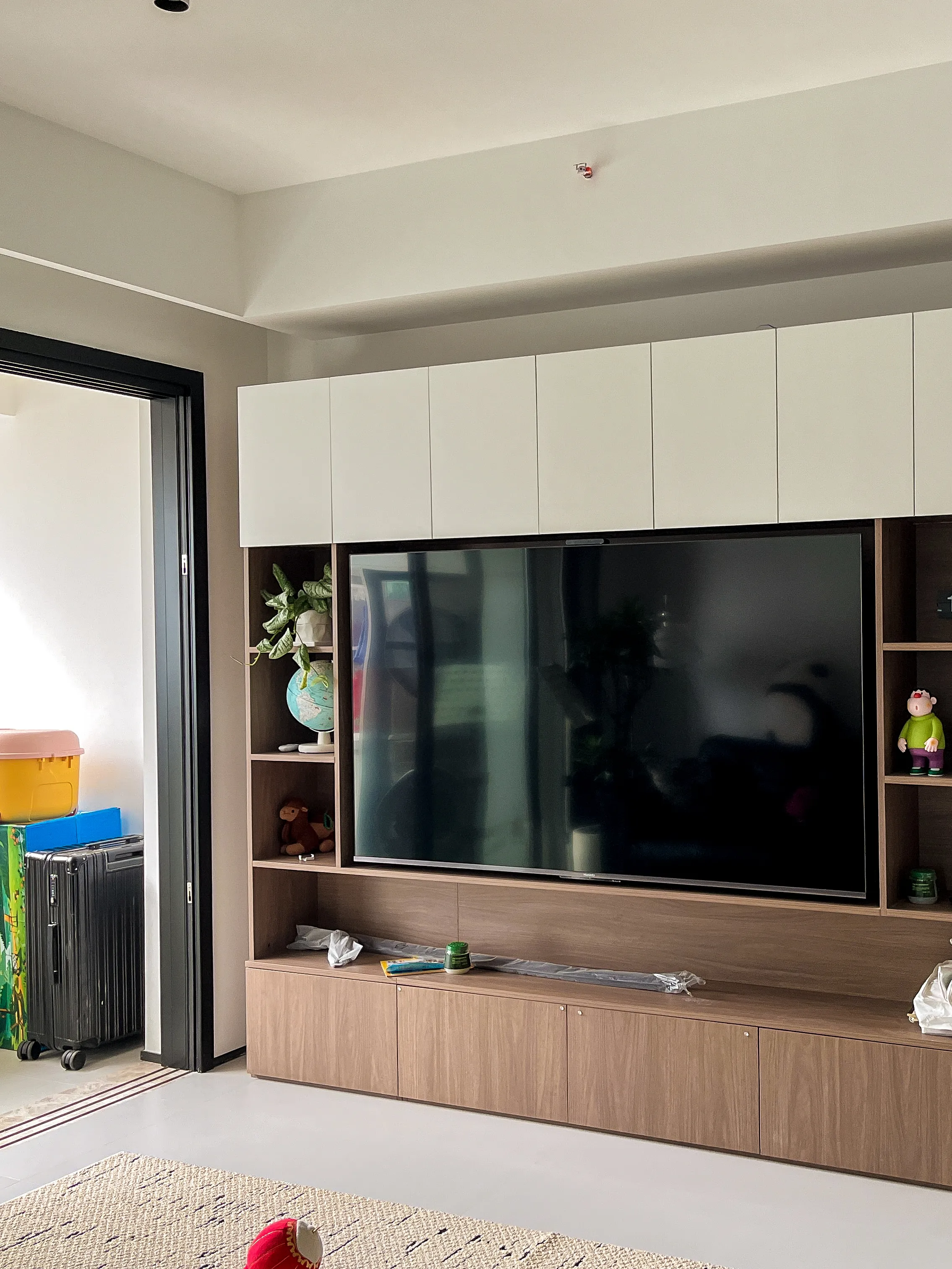 Warm Minimalism Apartment with Plaster Look Tiles - Warm Minimalism Living Room with Plaster Look Tiles 1